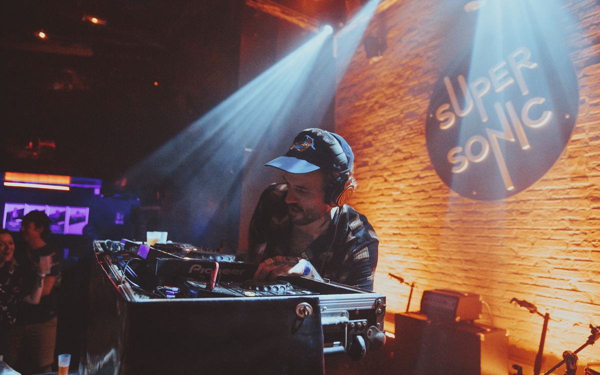 Un DJset derrière les platines du Supersonic