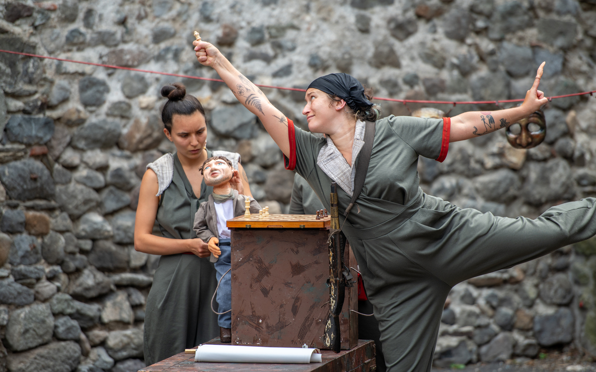 Un spectacle pour 8 marionnettes, 4 masques et 3 comédiennes