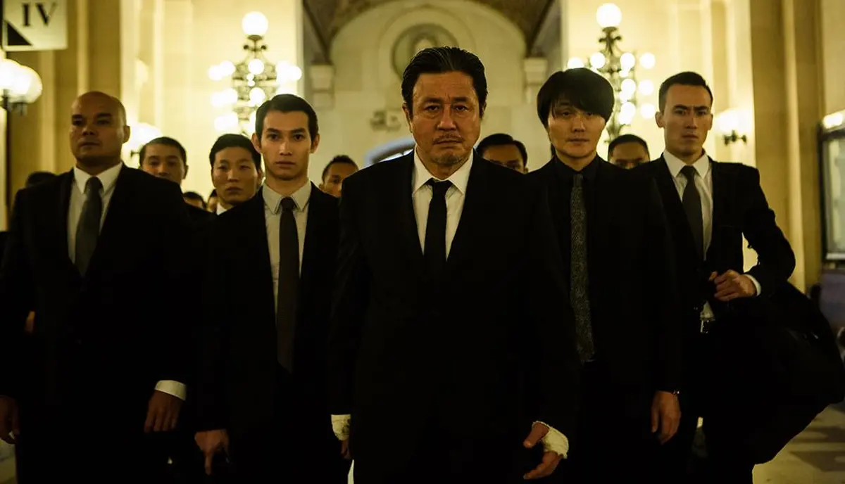 Nicolas Phongpheth (2e à g.) aux côtés de Min-sik Choi dans le film Lucy de Luc Besson