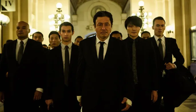 Nicolas Phongpheth (2e à g.) aux côtés de Min-sik Choi dans le film Lucy de Luc Besson