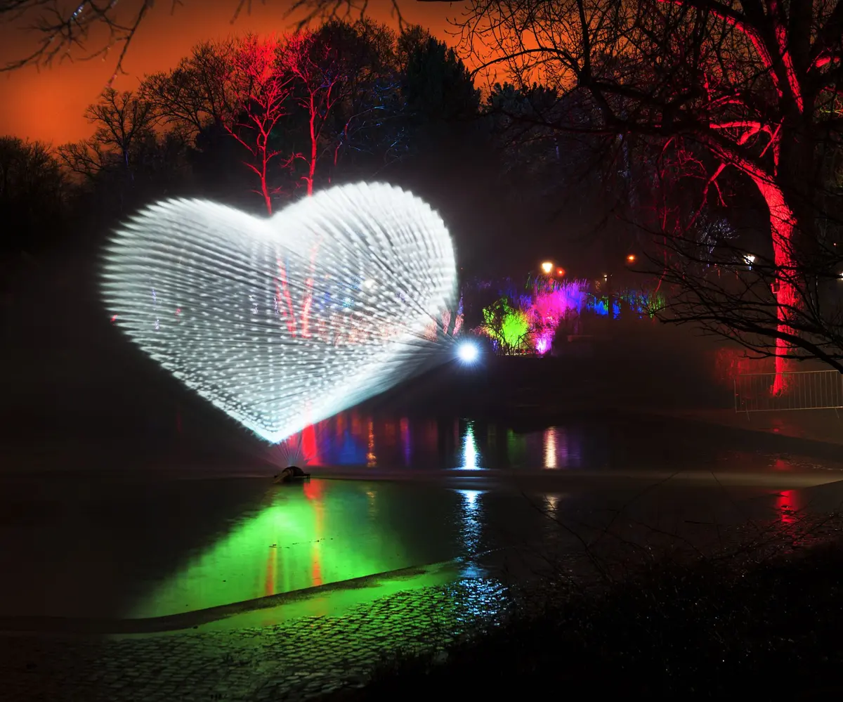 Un cœur de lumière sur l’eau