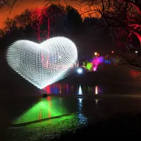 Un cœur de lumière sur l’eau DR