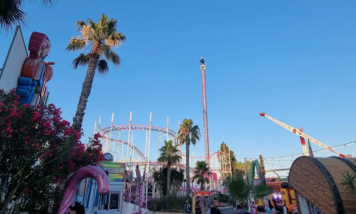 Parc d'attraction géant et ambiance de fête foraine au Luna Park du Cap d'Agde