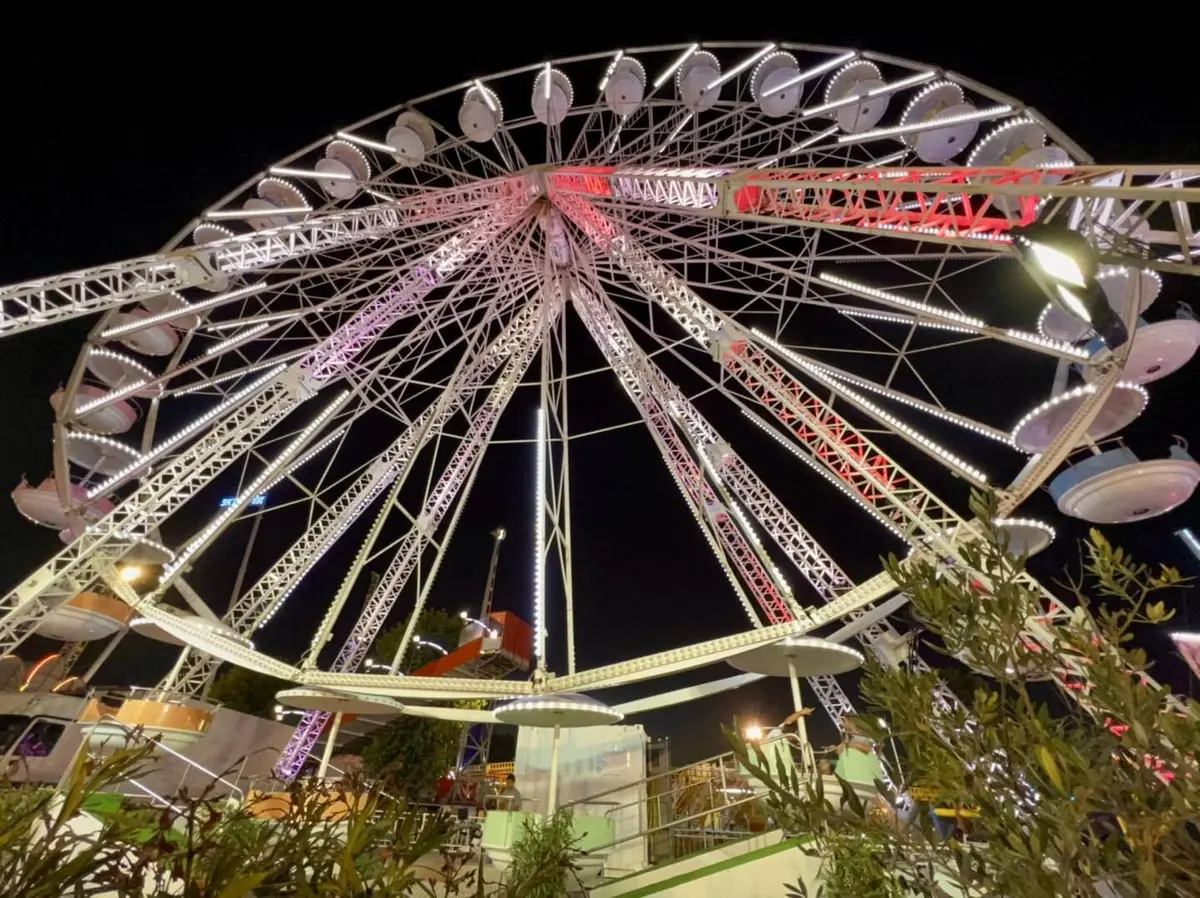 Luna Park de Fréjus : la traditionnelle grande roue 