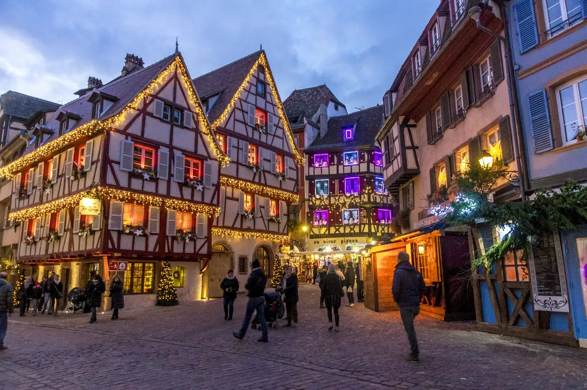 La rue des Marchands parée de ses plus beaux atours pour le marché de Noël de Colmar.