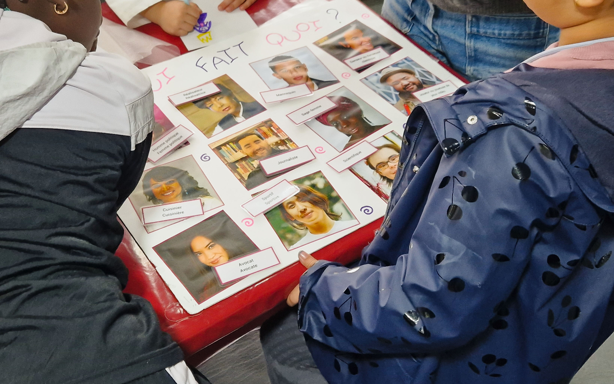 Enfants devant un stand sur les discriminations