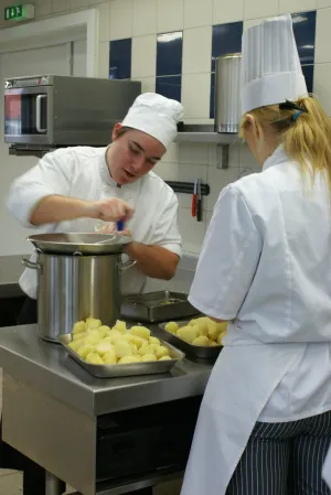 Dans les cuisines du lycée, les élèves sont mis en situation