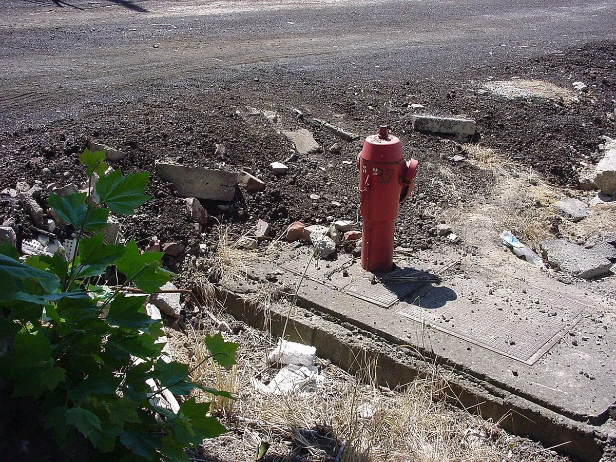 Le mâchefer est un déchet industriel spécial ou d'incinération qui peut être valorisé sous conditions de respect de la législation environnementale, ici en fond de couche routière.