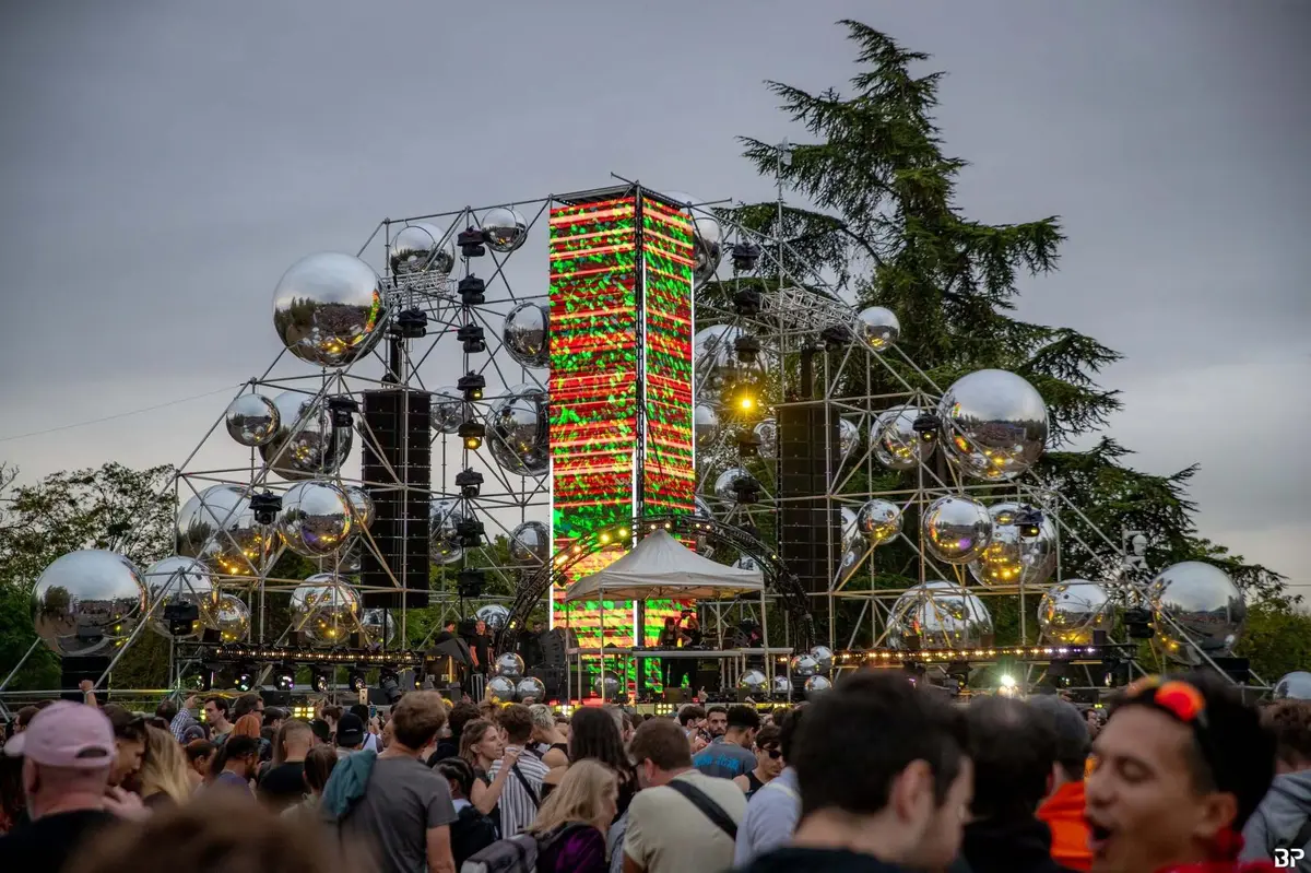 Elektric Park est un collectif reconnu, habitu&eacute; des formats open air aux productions visuelles soign&eacute;es