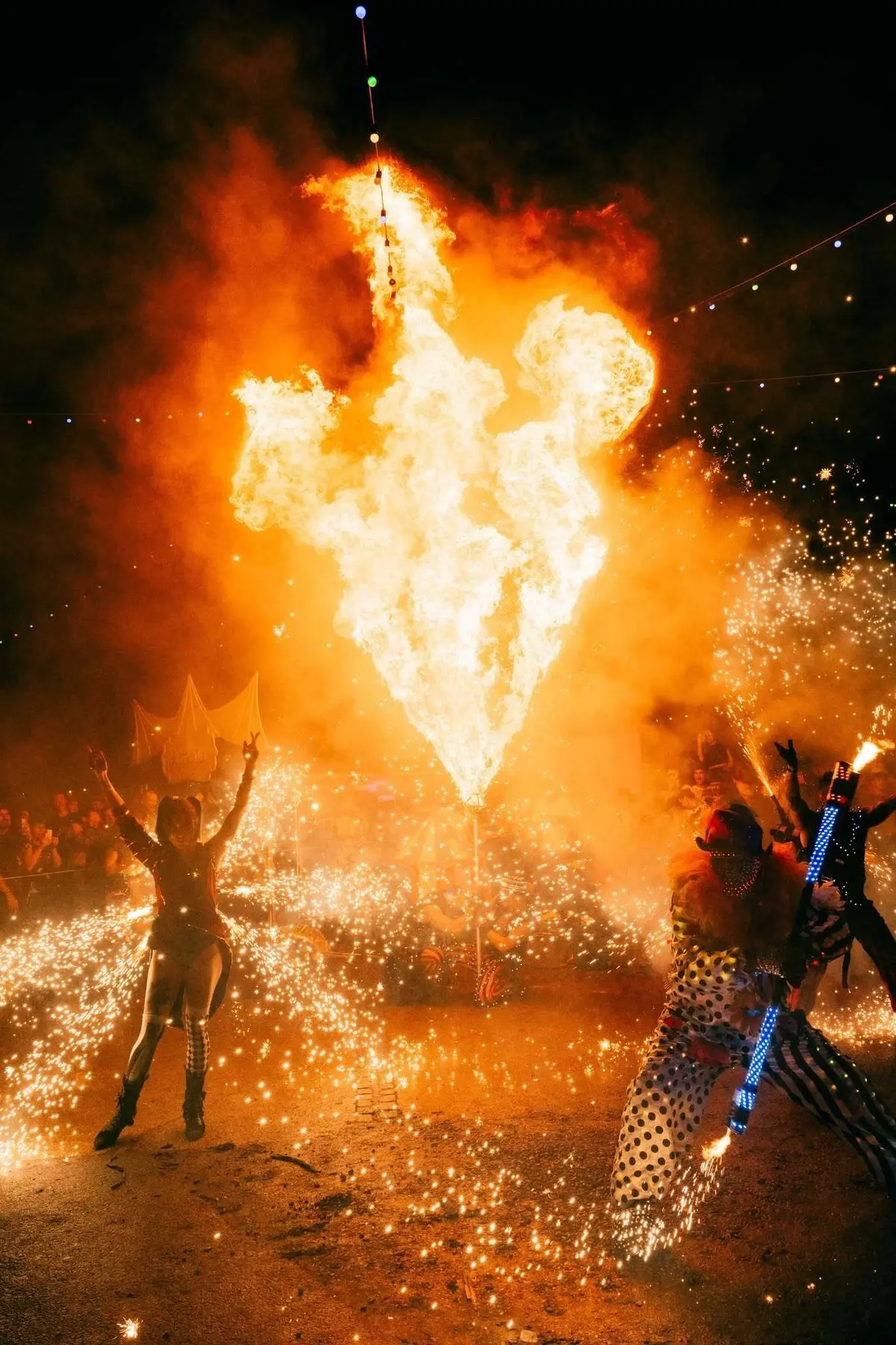 Madame Loyal, c'est un savant m&eacute;lange entre les univers de la musique &eacute;lectronique et des arts forains, cr&eacute;ant ainsi un monde &agrave; part pour es festivaliers 