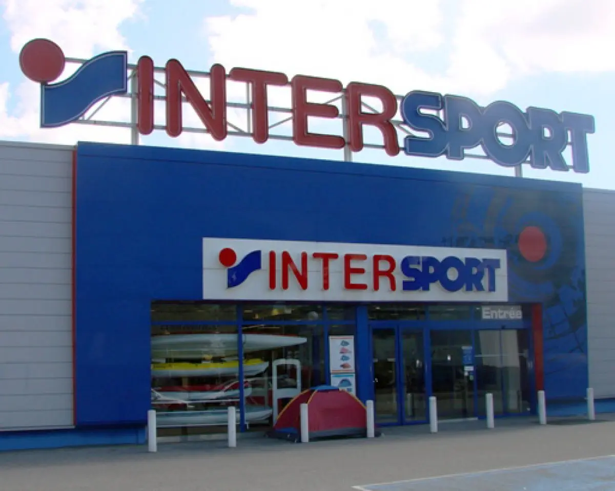 Les magasins Intersport proposent des centaines d'articles et de vêtements de sport