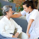 Les maisons de retraite permettent à nos aîné de recevoir des soins adaptés à leurs besoins