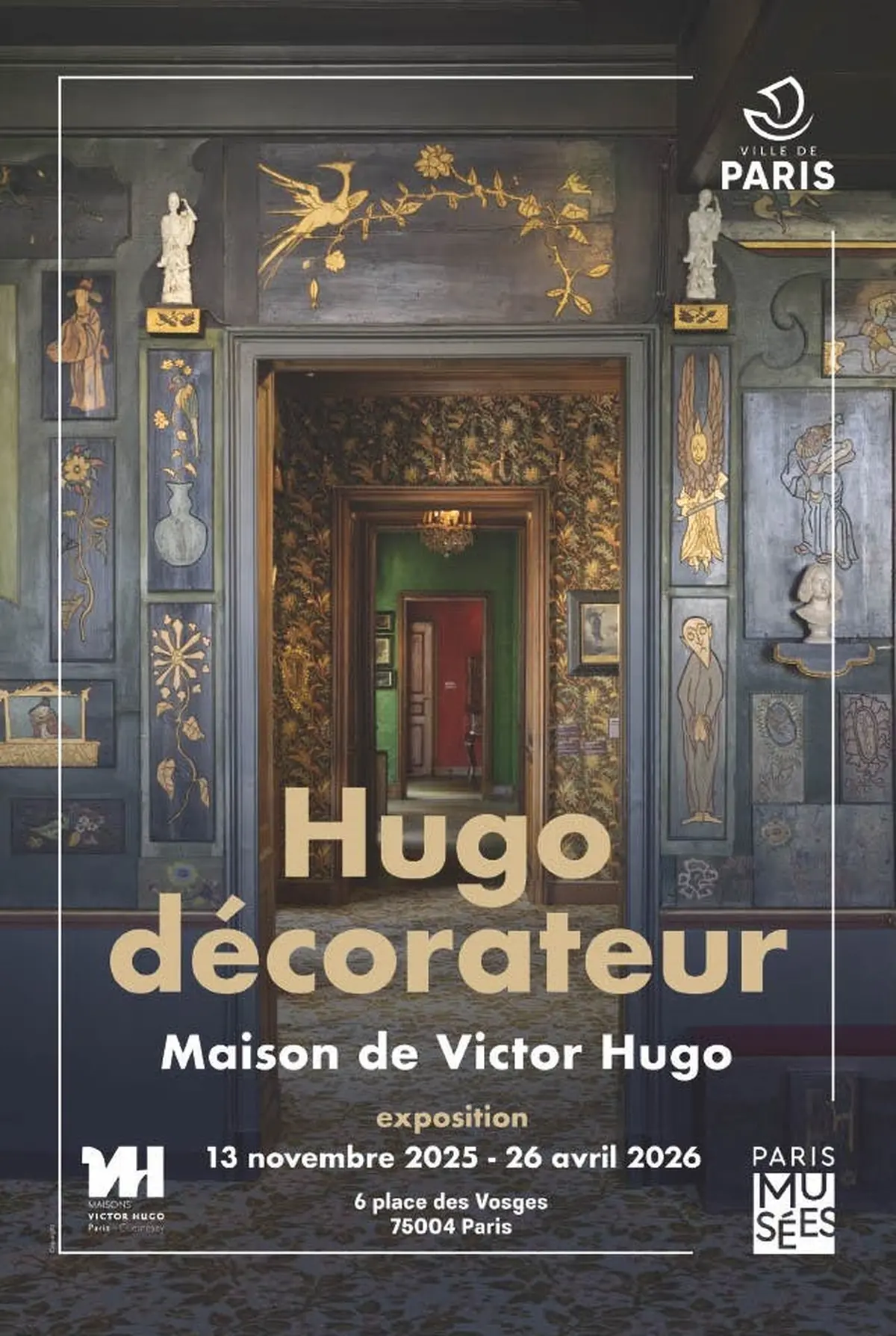 Intérieur décoratif avec des œuvres d'art encadrées, des murs ornés et le texte Hugo décorateur, Maison de Victor Hugo en lettres grasses.