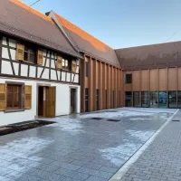 Le musée accolé à son ancienne maison à colombage &copy; Crupi Architectes