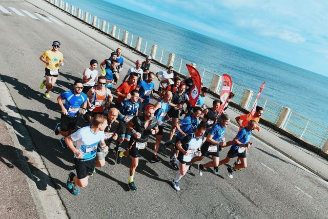 Les coureurs du Marathon de la Liberté le long des côtes de la Manche
