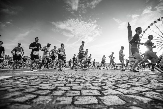 Les sportifs battent le pavé dans la capitale lors du Marathon de Paris 