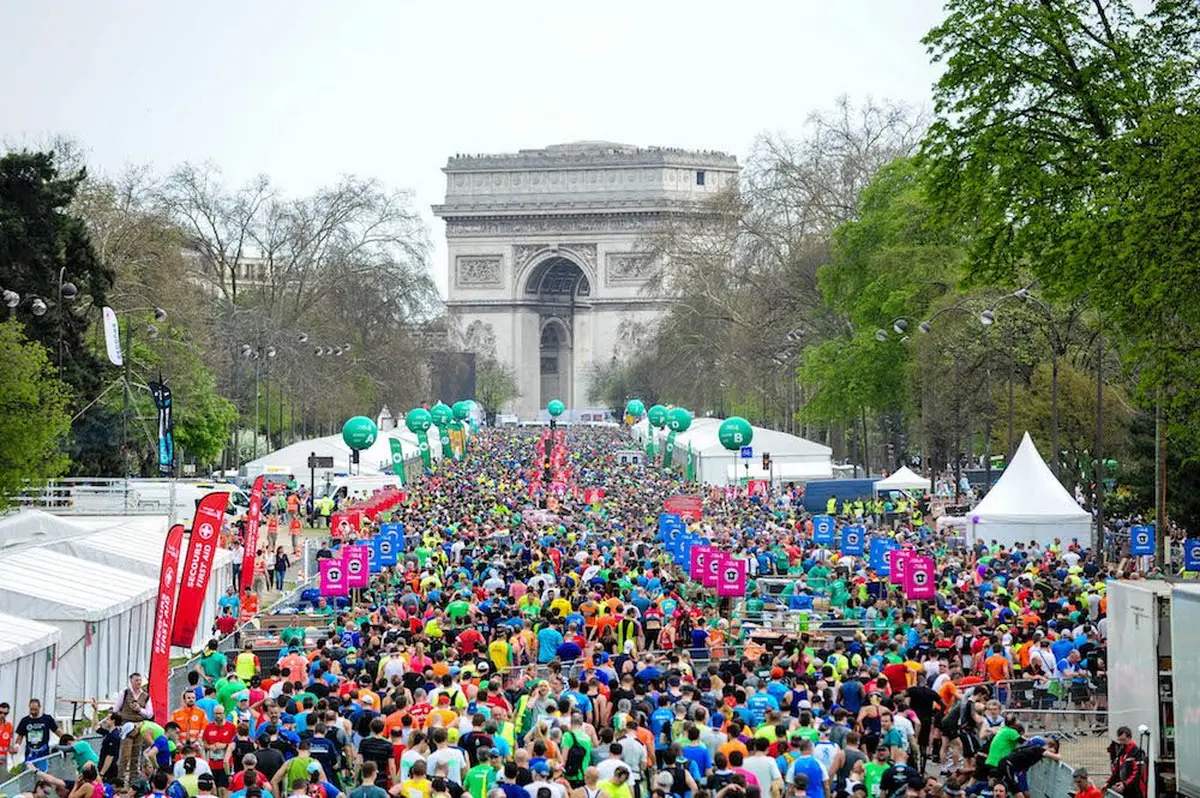 Le départ du Marathon de Paris se fait devant l'Arc de Triomphe