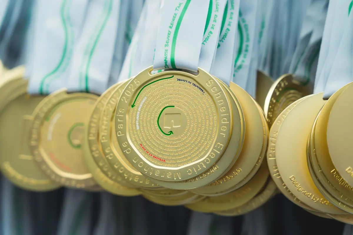 La médaille de l'édition 2025 du Marathon de Paris