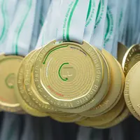 La médaille de l'édition 2025 du Marathon de Paris &copy; A.S.O./Victor Barcus