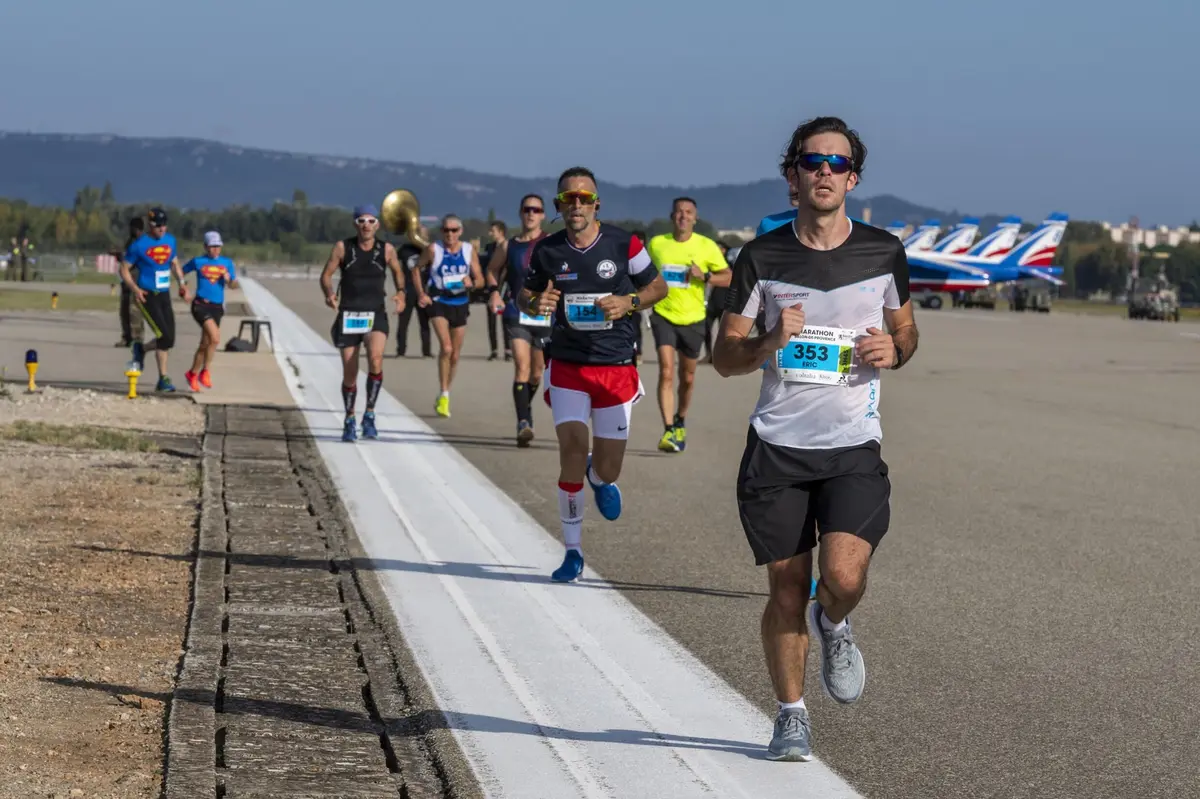 Chaque ann&eacute;e, pr&egrave;s de 12 000 coureurs viennent d&eacute;couvrir un parcours unique en France passant par les mythiques pistes de la Base a&eacute;rienne 701, fief de la Patrouille de France