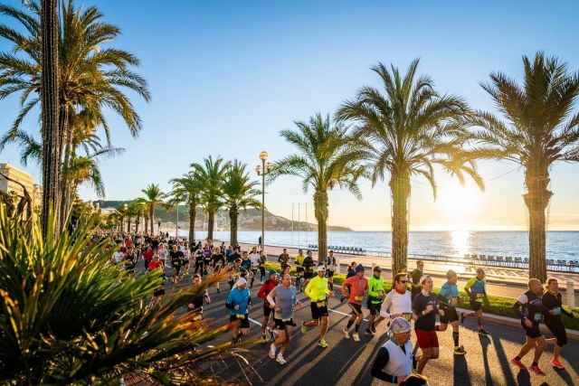 Les coureurs du marathon le long du littoral méditerranéen 