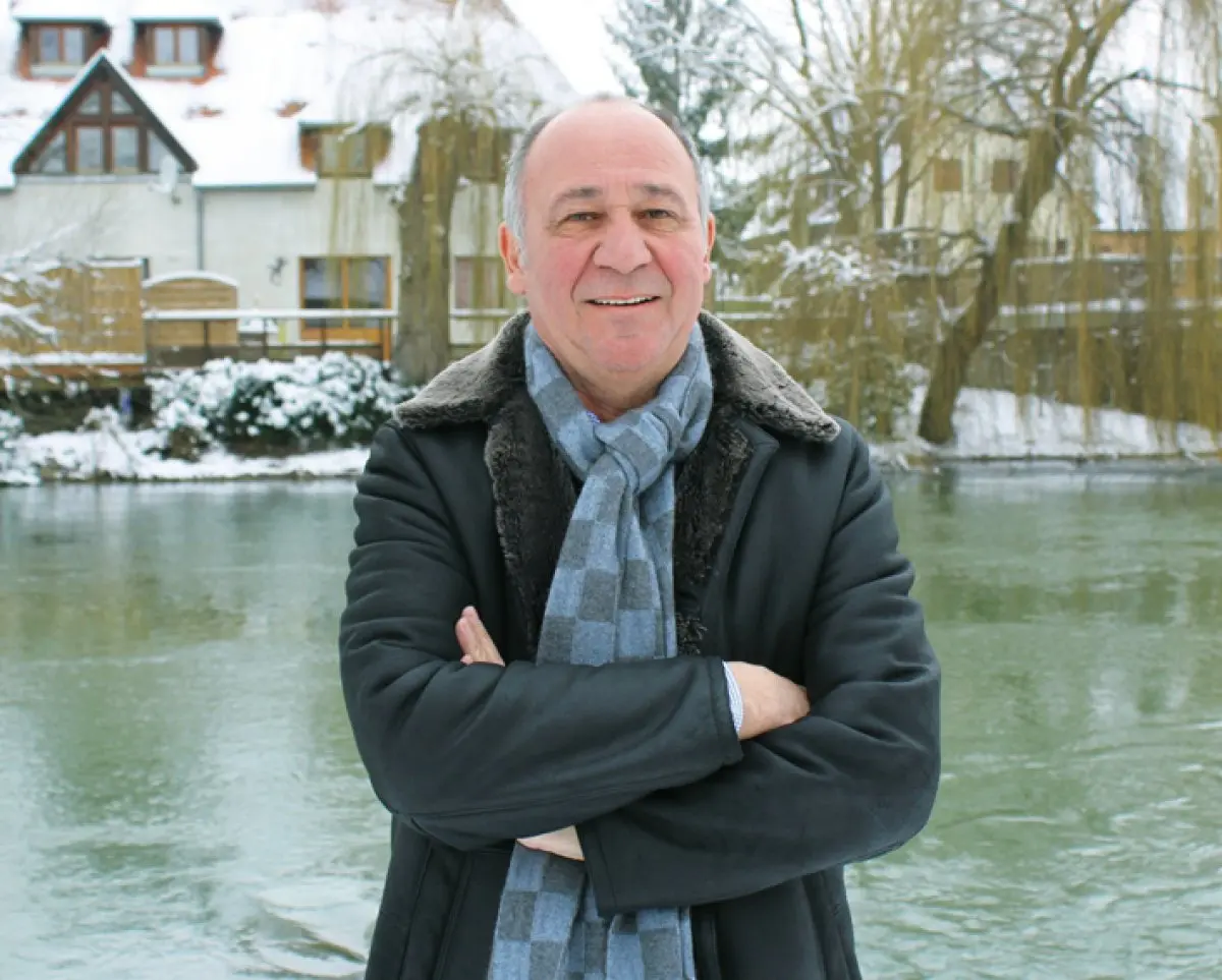 Marc Haeberlin prend la pose, dans les jardins enneigés de l'Auberge de l'Ill à Illhausern