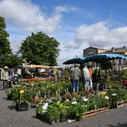 Marché aux fleurs, vide-greniers et artisanat