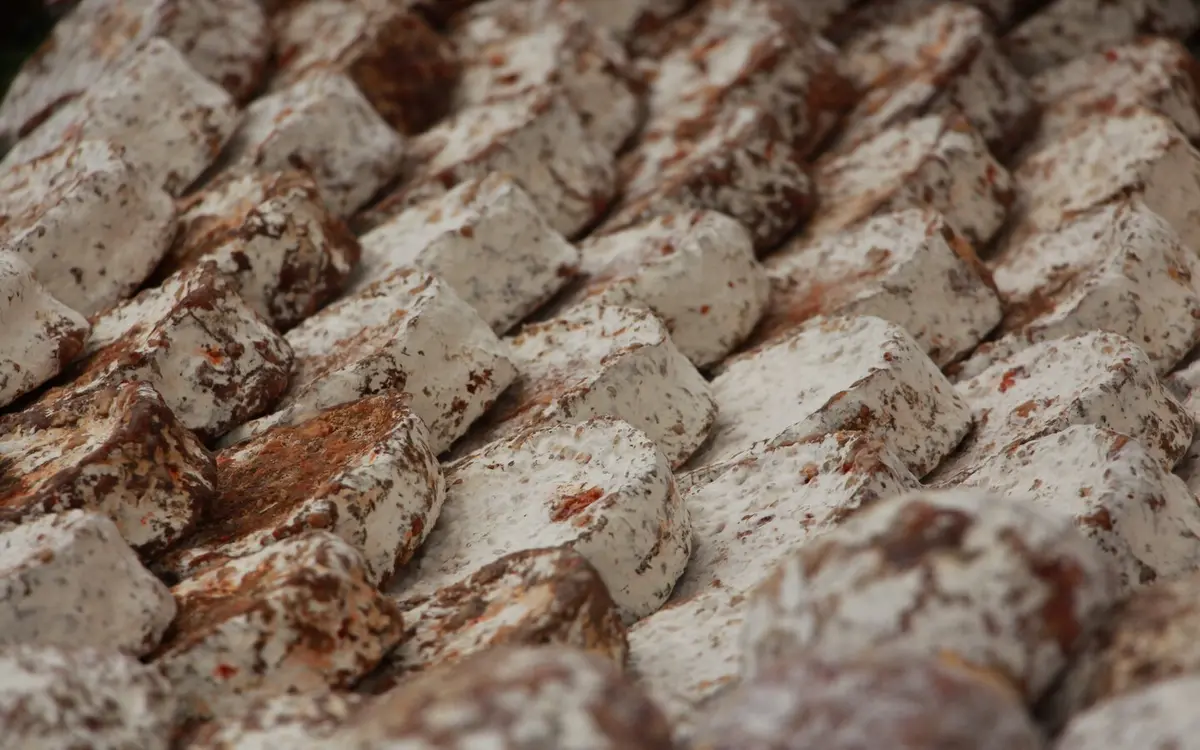 Marché aux produits de bouche et créateurs