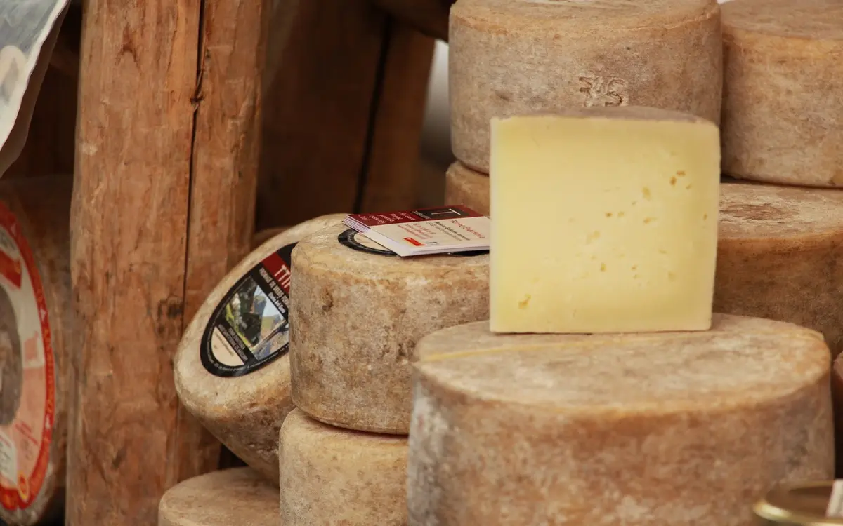 Marché aux produits de bouche et créateurs