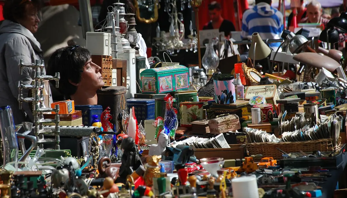 Marché Aux Puces De Sète