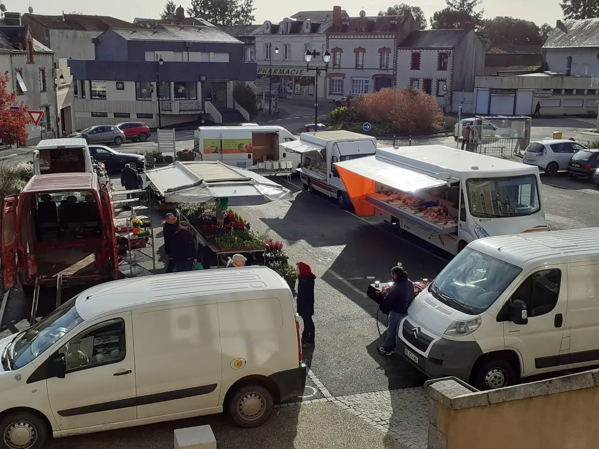Marché d' Argenton-les-Vallées