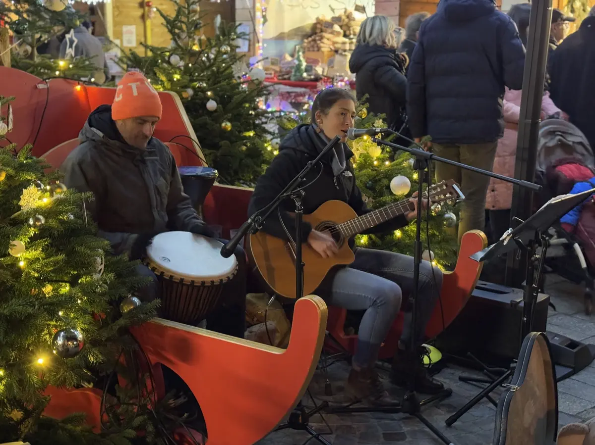 De la musique accompagne ce marché de Noël