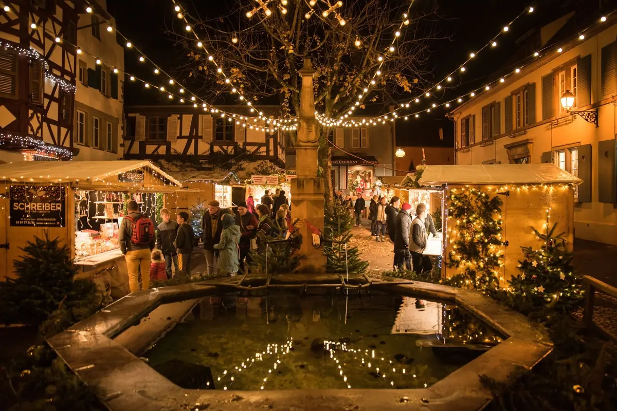 La place d'Eguisheim et sa charmante fontaine aux couleurs de Noël
