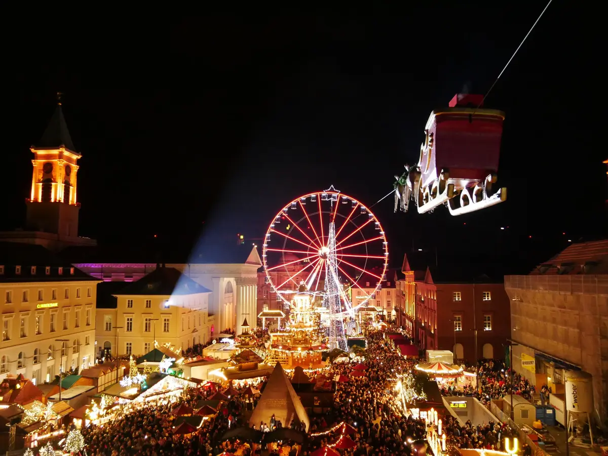 Le Père Noël survole le marché de Noël de Karlsruhe