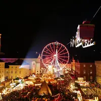 Le Père Noël survole le marché de Noël de Karlsruhe DR