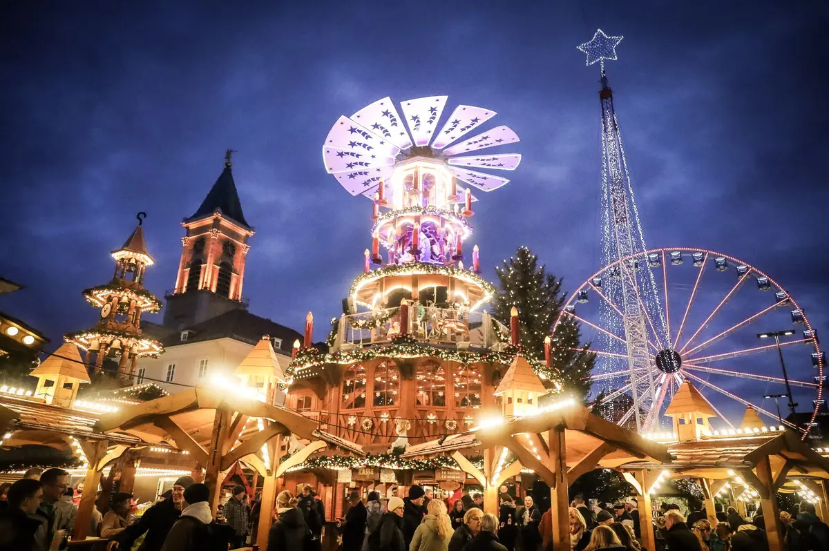 La splendide pyramide de Noël trône au milieu de la ville