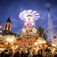 La splendide pyramide de Noël trône au milieu de la ville DR