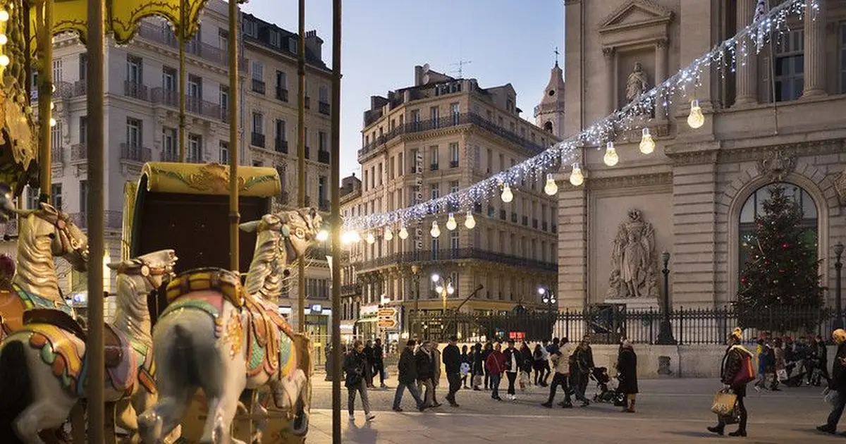 La Canebière à la tombée de la nuit, pendant la période de Noël
