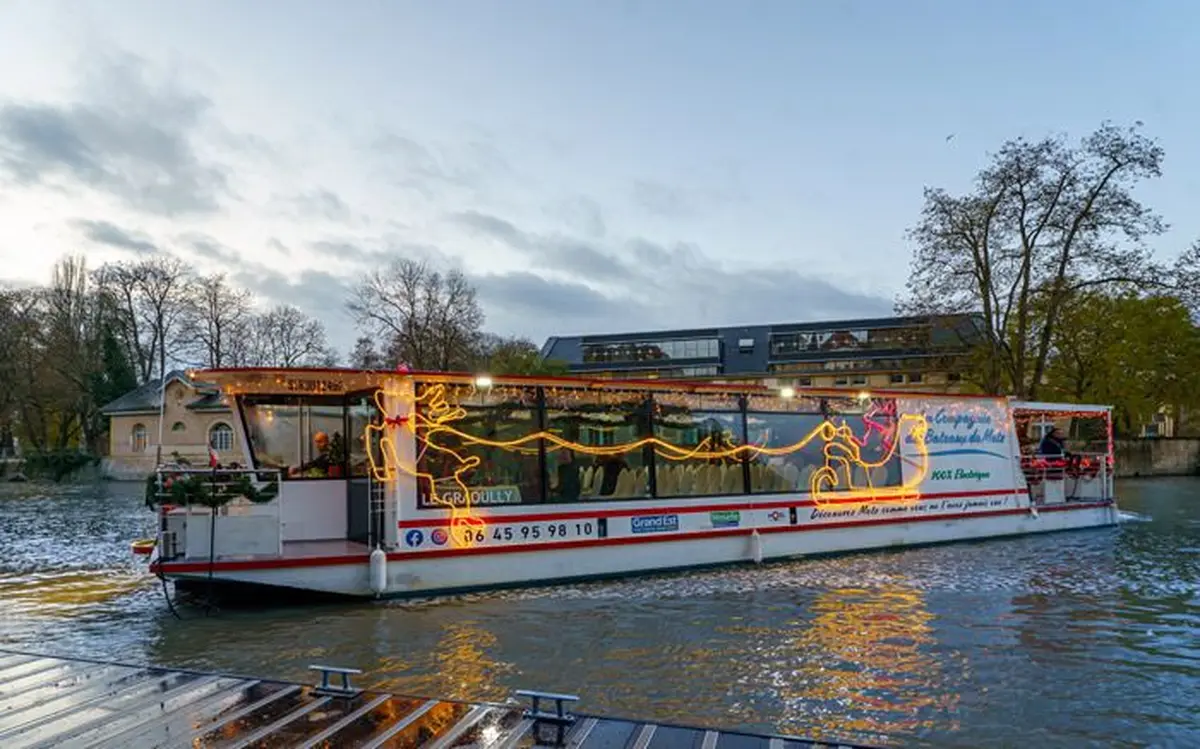 Insolite : le traîneau flottant du Père Noël à Metz