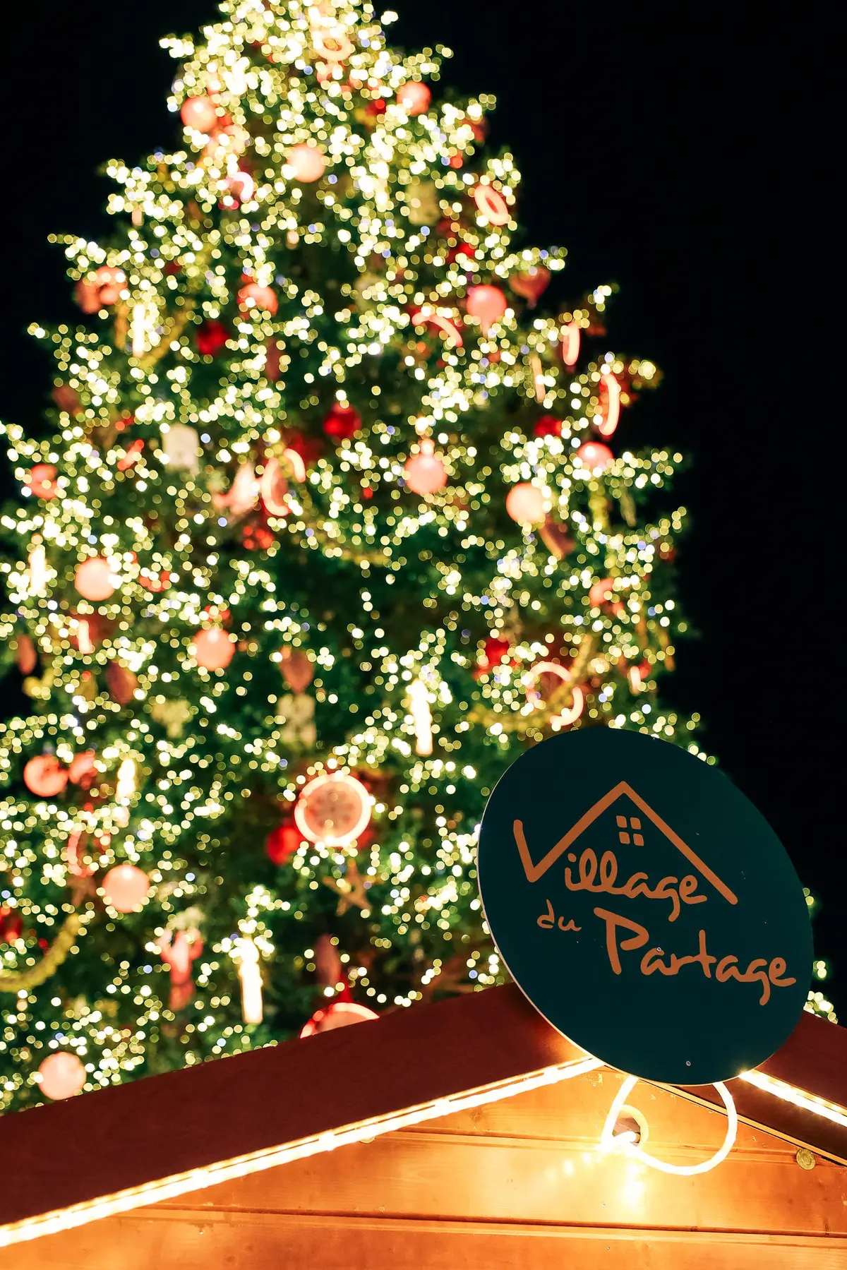Le Village du Partage devant le Sapin de la place Kléber