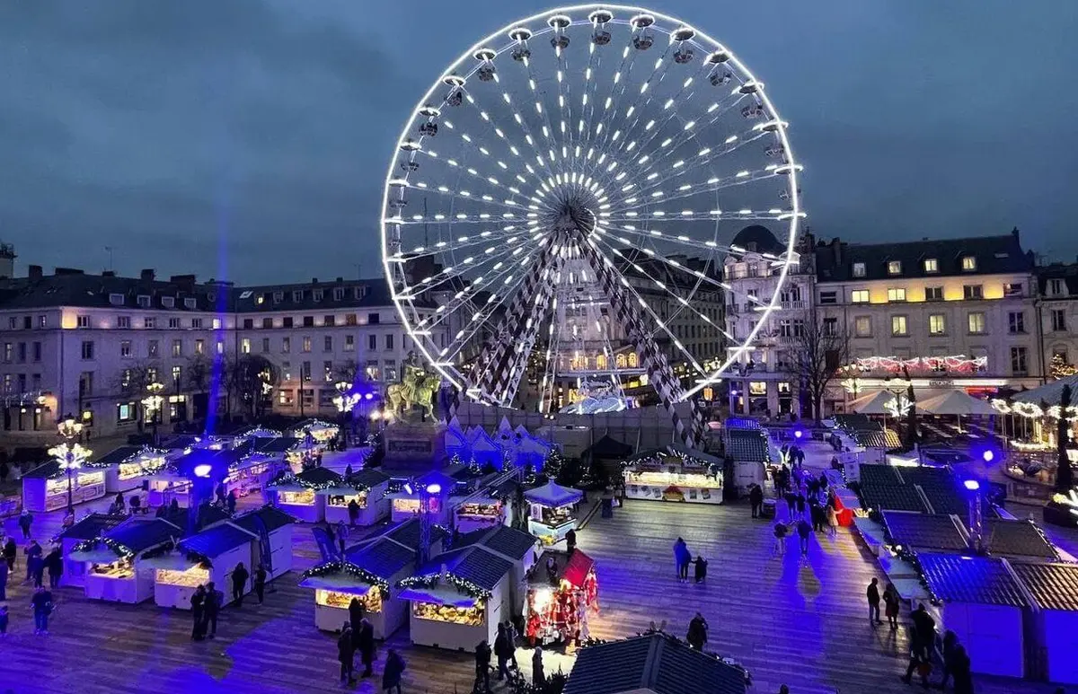 La Grande Roue et les chalets sur marché de Noël d'Orléans