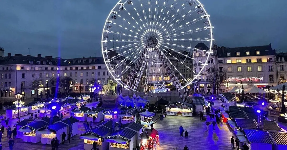 La Grande Roue et les chalets sur marché de Noël d'Orléans