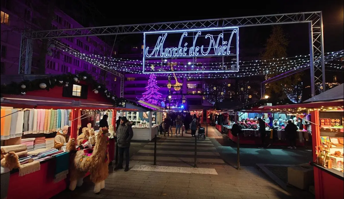Le marché de Noël de Boulogne-Billancourt et ses chalets illuminés le soir
