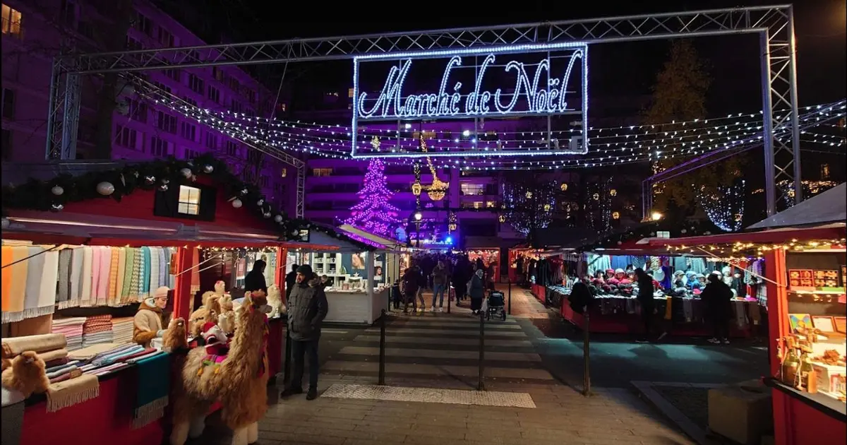 Le marché de Noël de Boulogne-Billancourt et ses chalets illuminés le soir