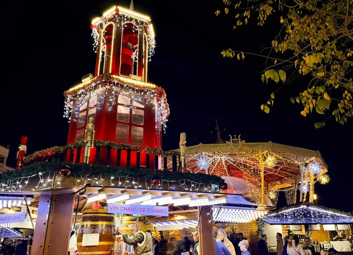 Stand de vin sur le march&eacute; de No&euml;l de Cannes