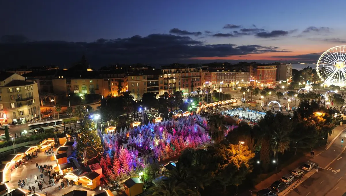 Le village de No&euml;l &agrave; Cannes avec ses chalets illumin&eacute;s
