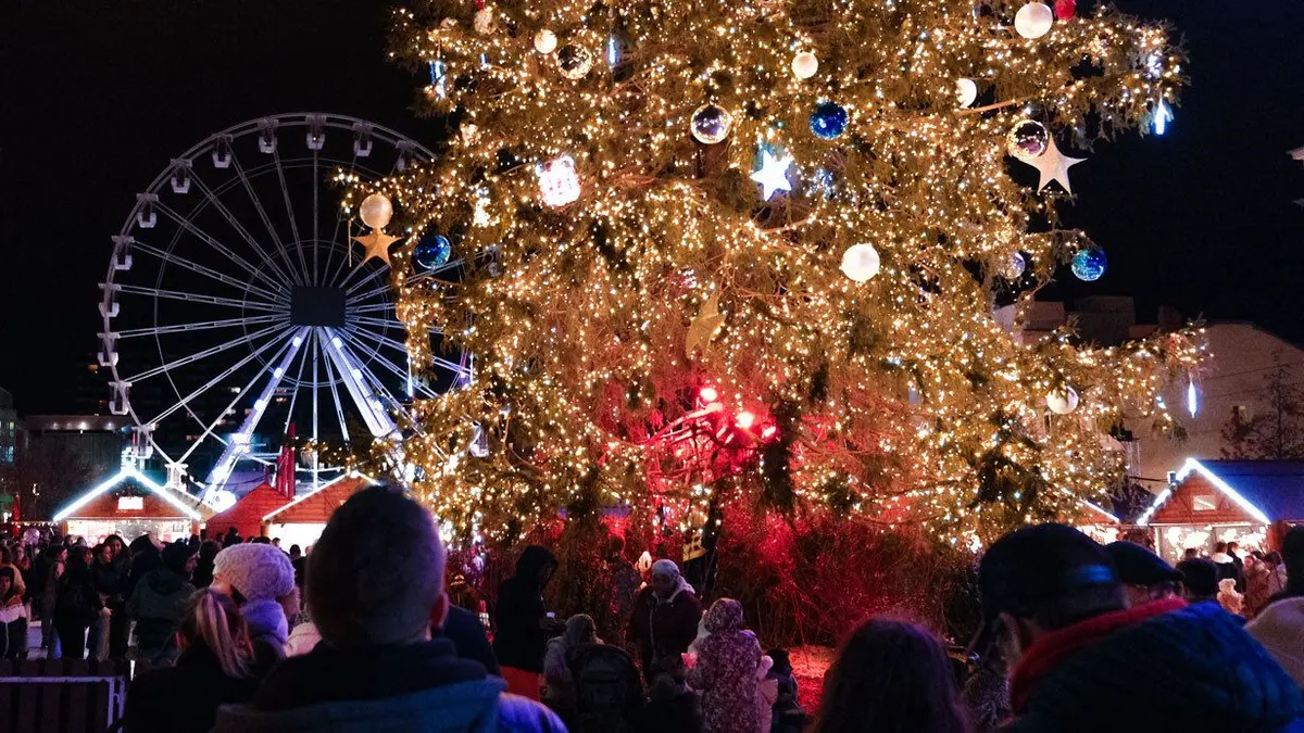 Le grand sapin du marché de Noël de Clermont-Ferrand