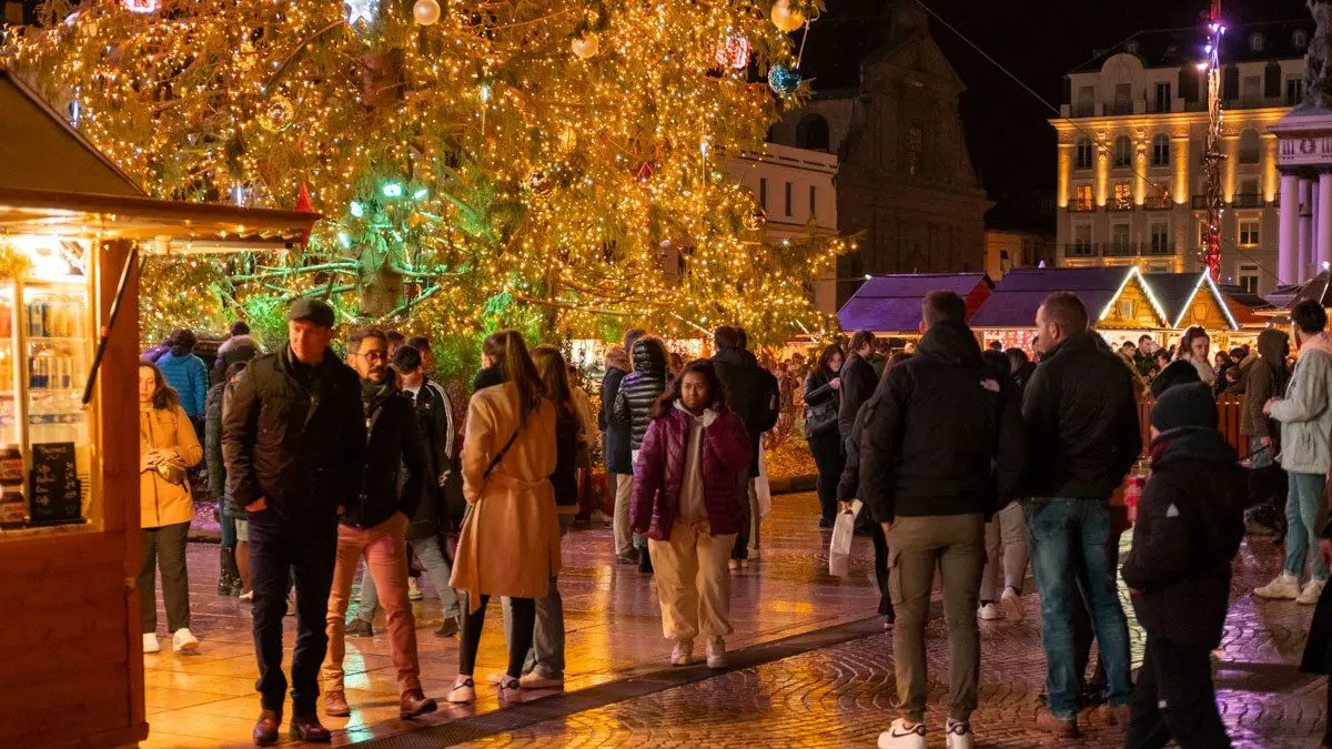 Féérie de Noël à Clermont-Ferrand : les chalets du marché de Noël autour du grand sapin illuminé