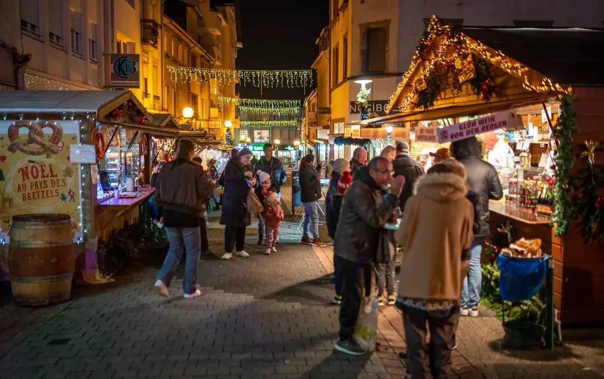 Les traditionnels chalets en bois du marché de Noël de Forbach