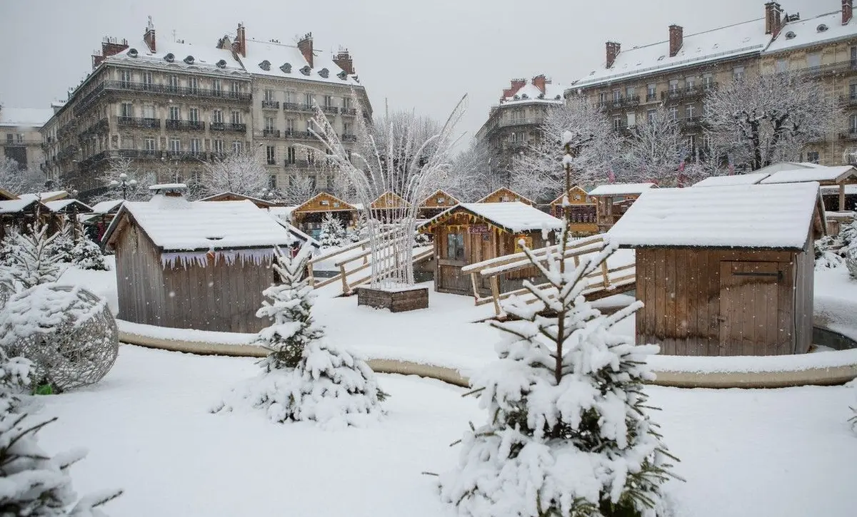 Les chalet en bois installés place Victor Hugo pour le marché de Noël de Grenoble 